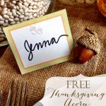 Decorate your Thanksgiving table with these free printable personalized acorn place cards. They are super easy to download and print and will add to the table decor. #thanksgivingdecor