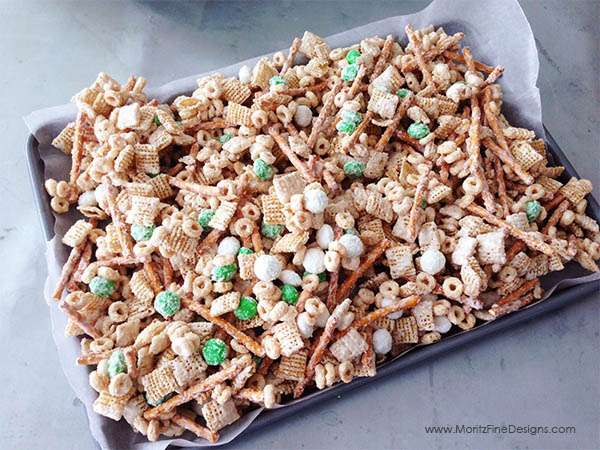 Easy St. Patrick's Day Snack Mix, make this in less than 5 minutes!