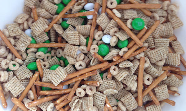 Easy St. Patrick's Day Snack Mix, make this in less than 5 minutes!