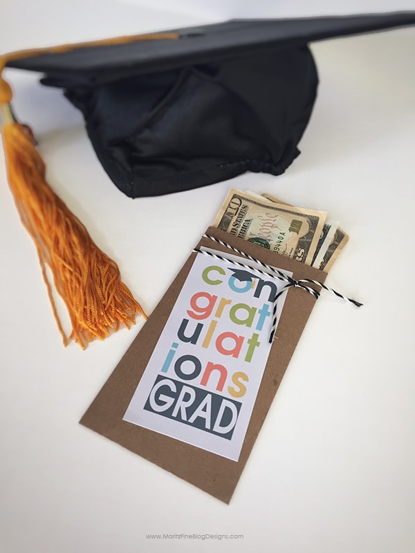Need a gift for a graduate? Give them cash using this quick & Easy Graduation Gift Idea.
