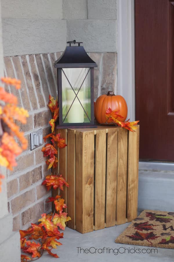 Want to decorate your front porch for fall, but aren't crafty at all? Even the non-crafty can replicate these Fall Front Porch Decorations. Simple and easy.