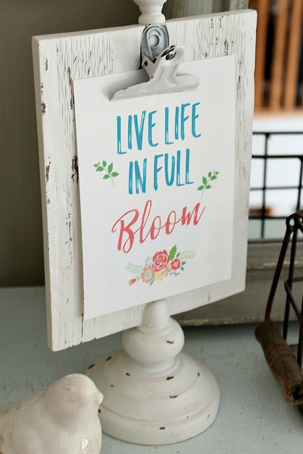 It's time to freshen up your home. Grab one of these Spring Decor free printables to download, print and hang. It will be a welcome site this spring! 