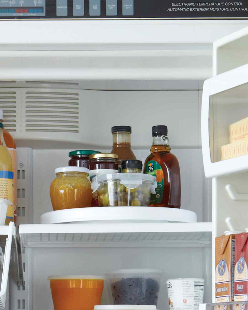 Avoid the kitchen whirlwind of activity with kids coming, going and making a mess by organizing the fridge and pantry with these easy kid snack organizers