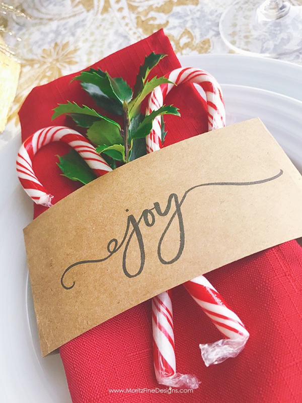 A free printable Christmas Napkin Holder to make your Christmas table look beautiful! It's easy, creative and inexpensive!