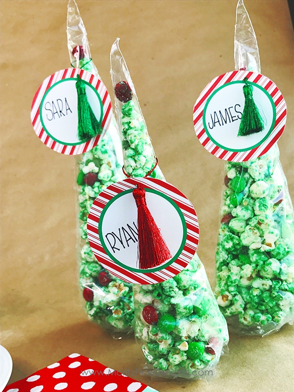 This free printable Christmas Tree Place Card with white chocolate popcorn is super easy to make. Kids will love how the "kid's table" is decorated!